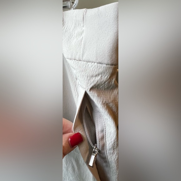 Athleta - Trekkie Hike Pant - NWT - Size 26 - Tan
- Zipper/Snap/Button closure - Picture 7 of 11
